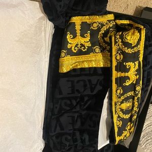 Versace unisex  robe size 3x(runs small) can fit 2x or even be altered